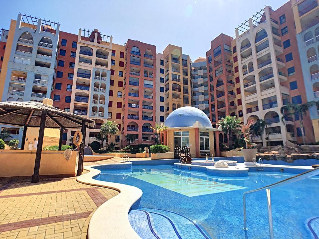 una gran piscina frente a algunos edificios en Verdemar 6708 - Resort Choice, en Playa Honda