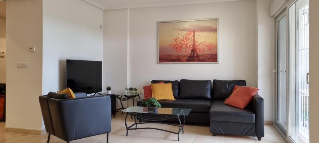 sala de estar con sofá y TV en Apartamento Excelente en Baños y Mendigo