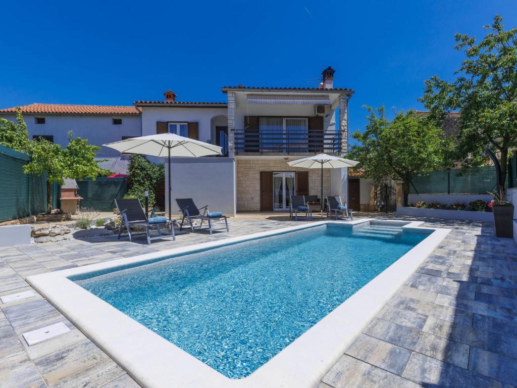 Bazén v ubytování Holiday Home Reaa by Interhome nebo v jeho okolí