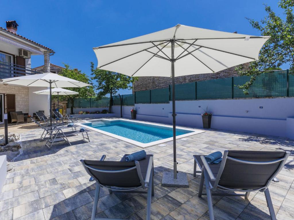 Bazén v ubytování Holiday Home Reaa by Interhome nebo v jeho okolí