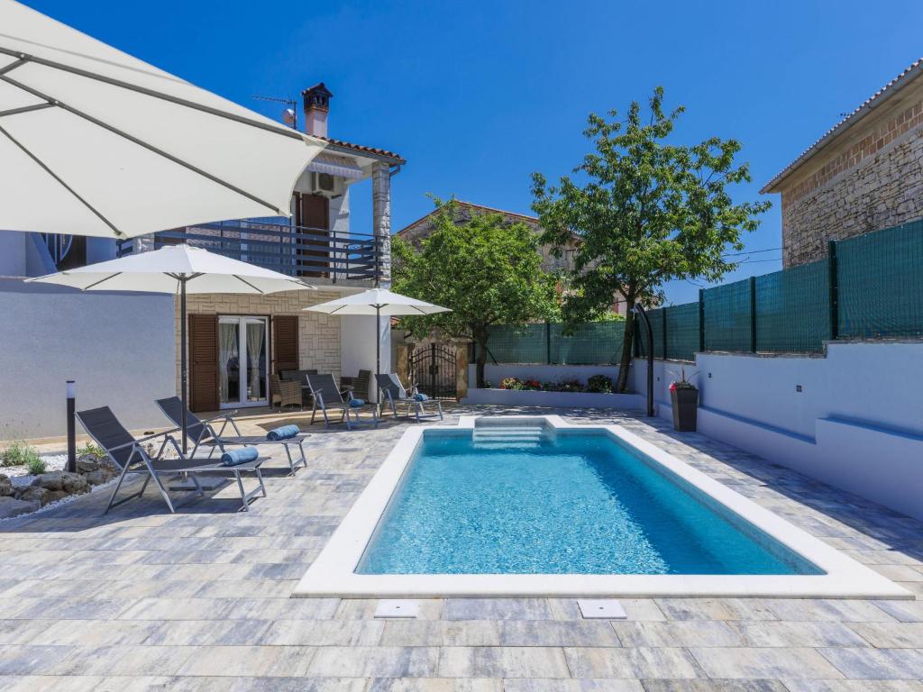 Bazén v ubytování Holiday Home Reaa by Interhome nebo v jeho okolí