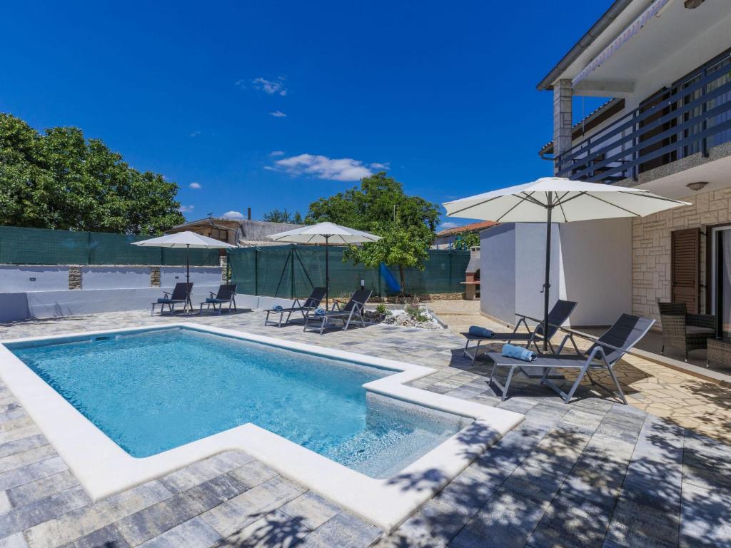 Bazén v ubytování Holiday Home Reaa by Interhome nebo v jeho okolí