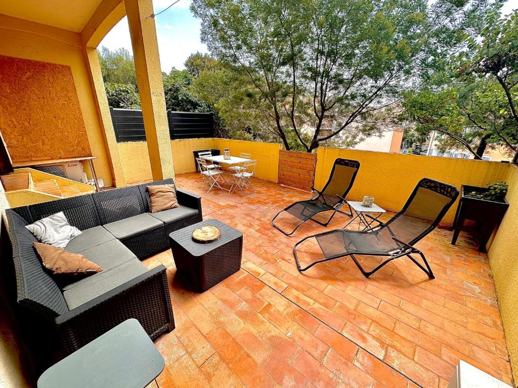 Posedenie v ubytovaní Appartement proche mer avec terrasse et jardin privatif
