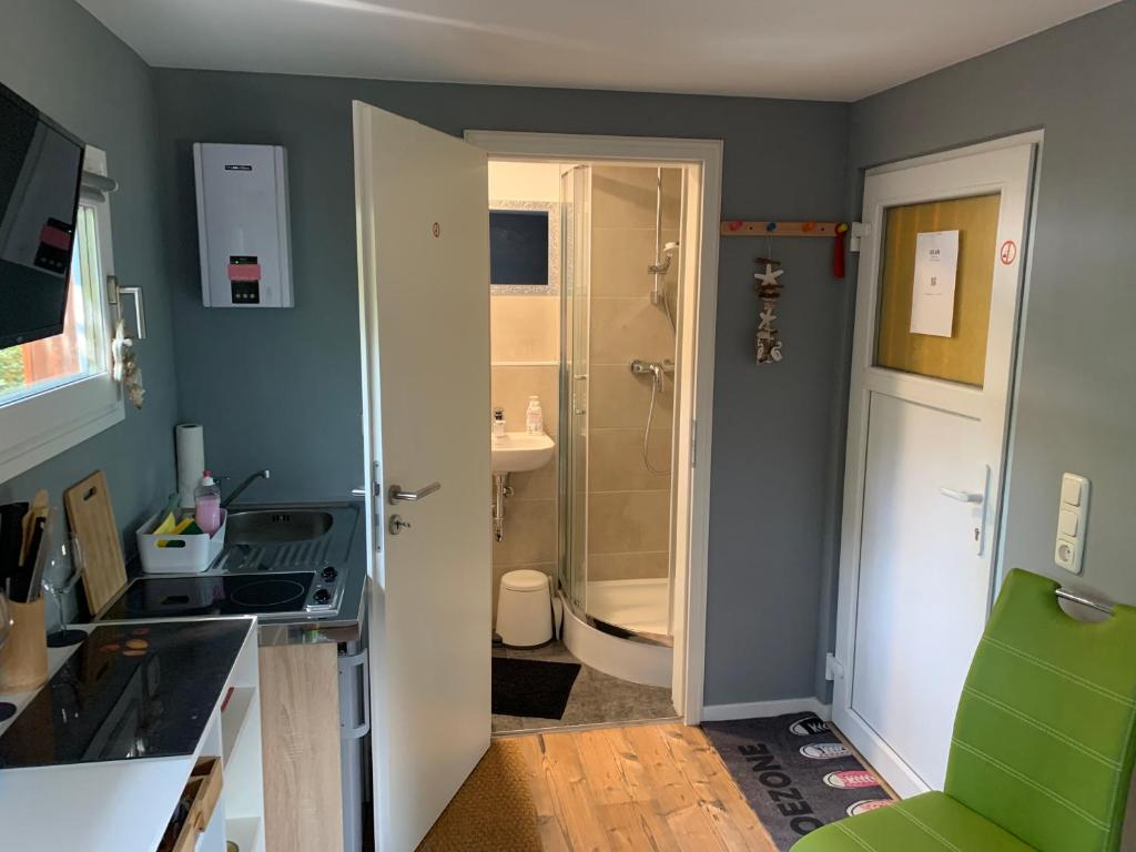a bathroom with a shower and a sink and a toilet at Tiny-Ferienwohnung Hellerau 2 in Dresden