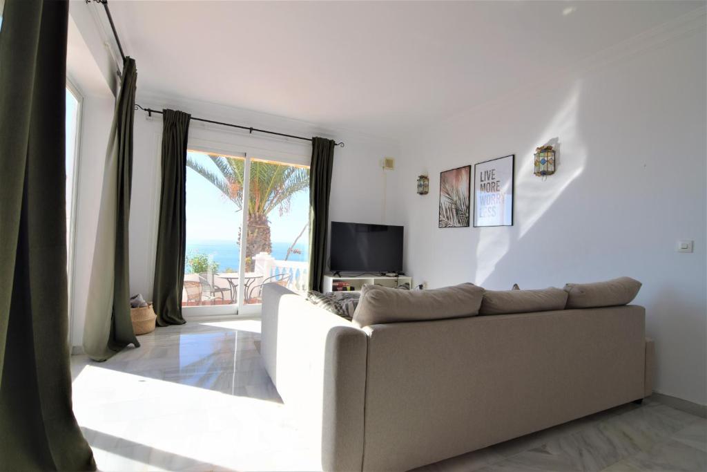 A television and/or entertainment centre at Ladera Panorama 25