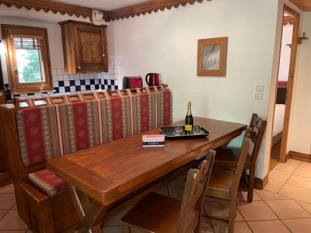- une table à manger avec une bouteille de vin dans l'établissement Apartment Ginabelle 1-2 by Interhome, à Chamonix-Mont-Blanc