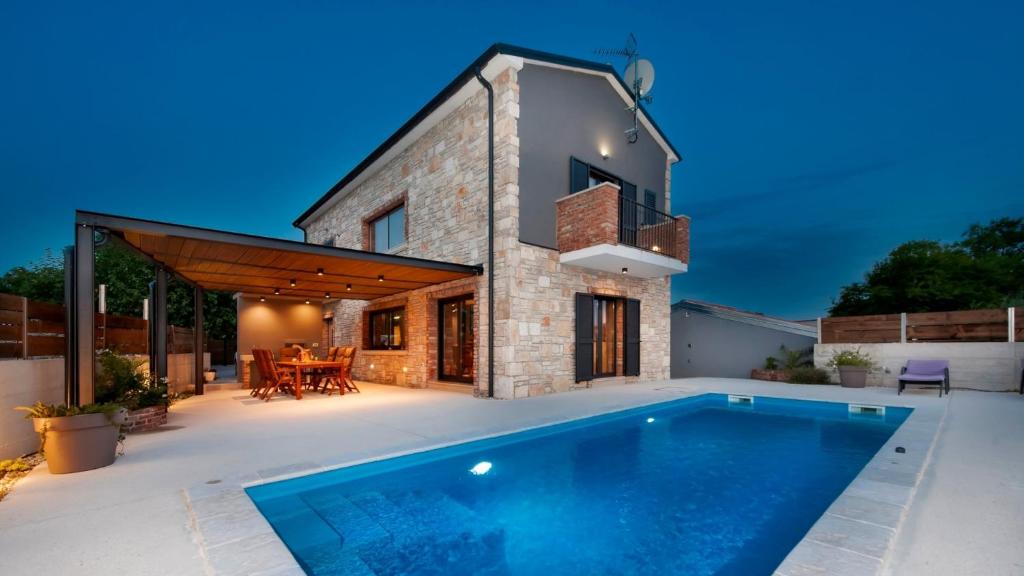 a swimming pool in the backyard of a house at Villa Baraka in Kanfanar