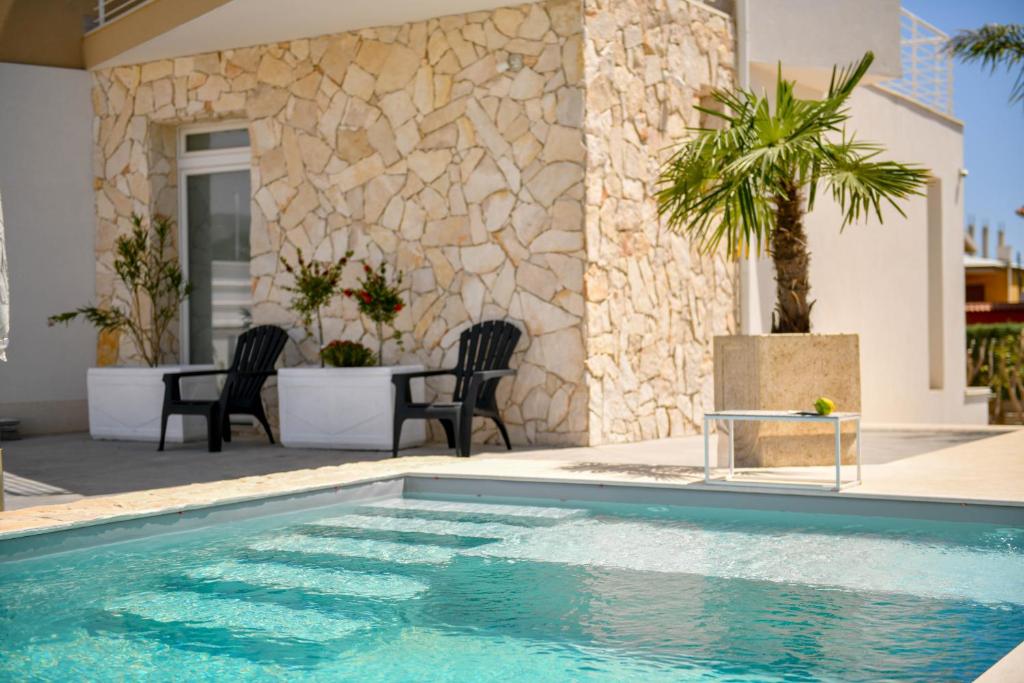 een zwembad voor een huis bij Apartment Laura in Avola