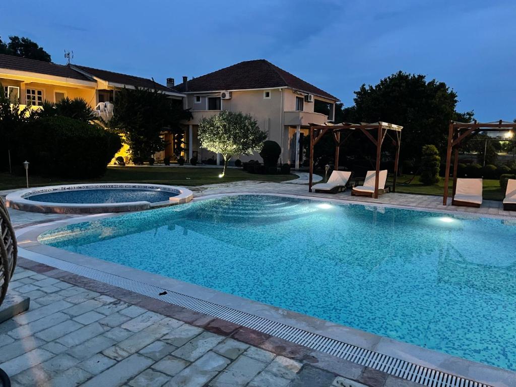 Bazén v ubytování Apartments Ada Bojana nebo v jeho okolí
