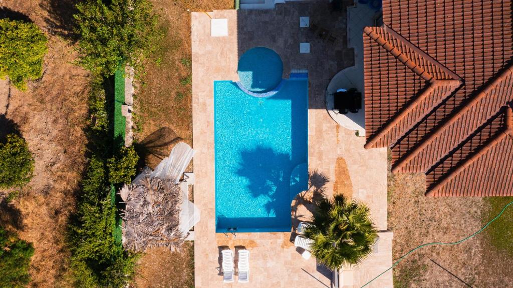 una vista sul tetto di una piscina accanto a una casa di Marmaris Private Villa-Villa Lufu a Marmaris