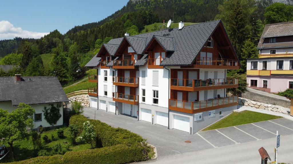 un edificio de apartamentos en medio de una montaña en Downhill Lodge Tauplitz, en Tauplitz