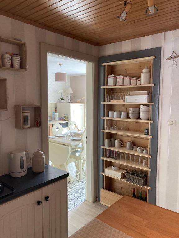 eine Küche mit einer Tür zum Esszimmer in der Unterkunft La Bresse, 50 m du centre ville, appartement 4-6 personnes in La Bresse