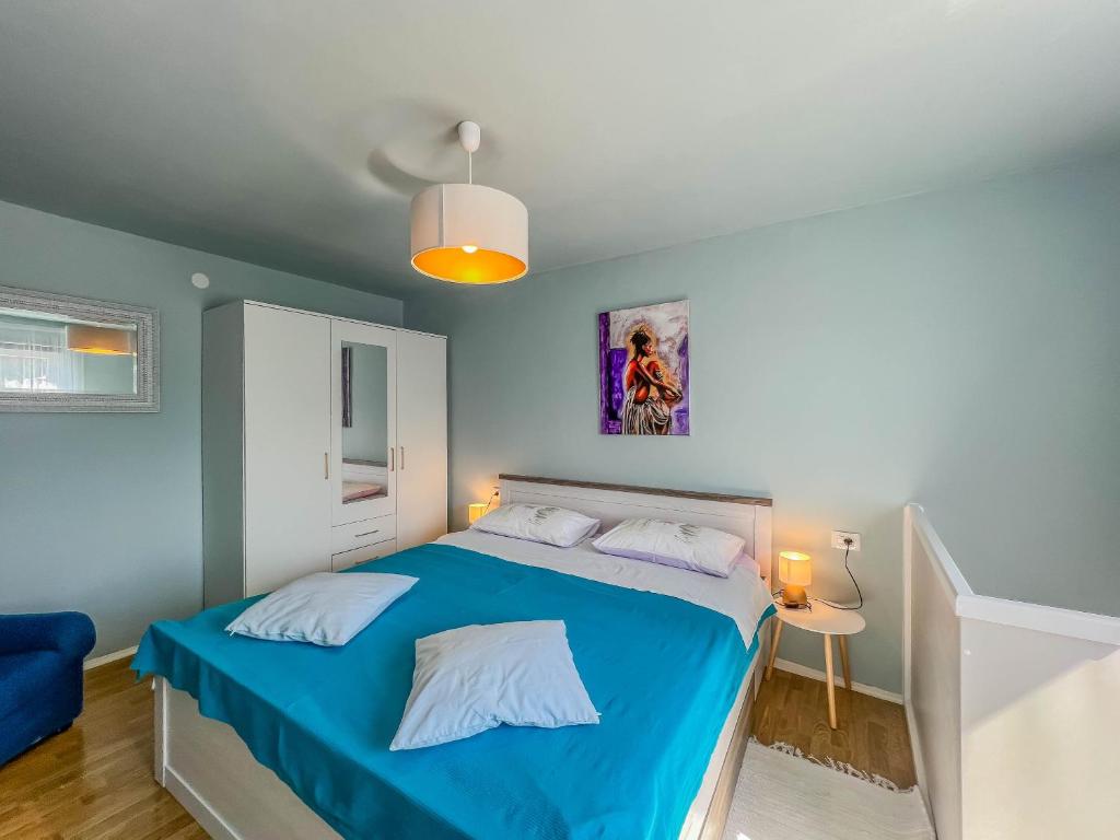 - une chambre avec un lit bleu dans l'établissement studio apartment Noemi, à Novigrad