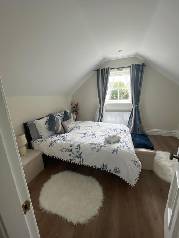 a bedroom with a bed and a window at Roe Retreat 