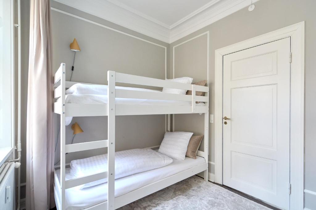 Postel nebo postele na pokoji v ubytování Stylish 4 Bedroom Apartment in CPH City