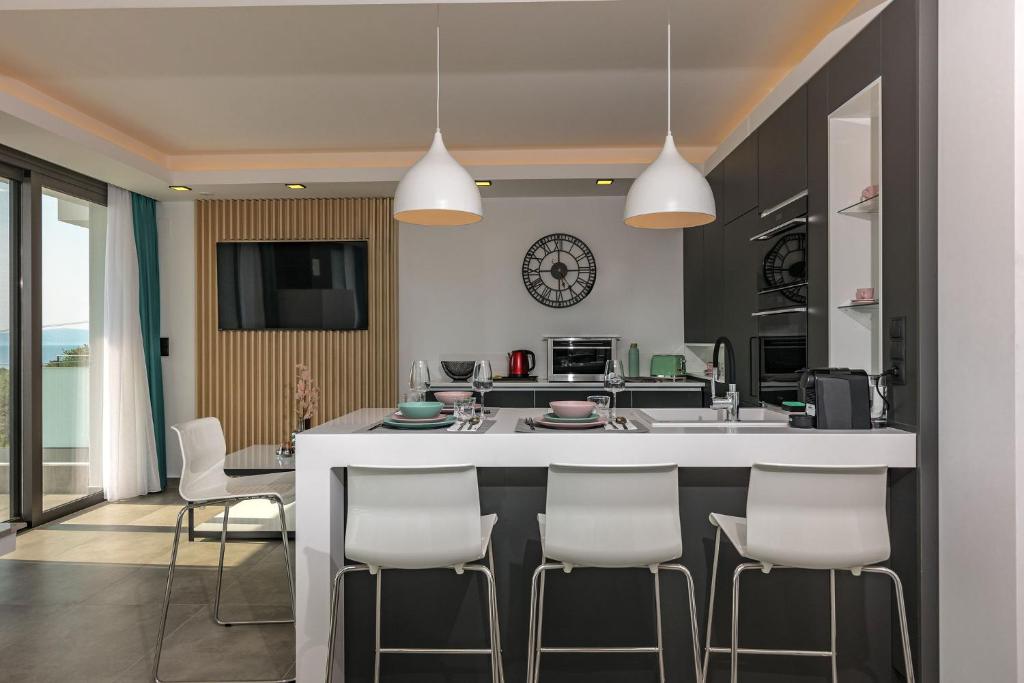 Kuchyň nebo kuchyňský kout v ubytování Nooa Villas
