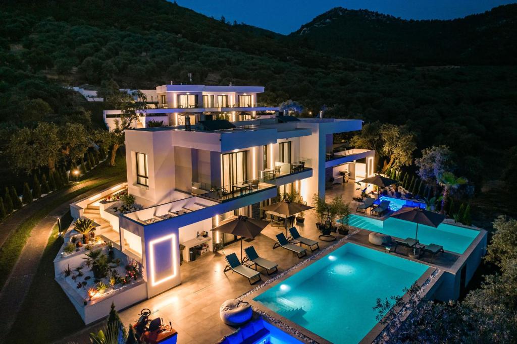 - une vue aérienne sur une maison avec une piscine dans l'établissement Nooa Villas, à Skala Rachoniou