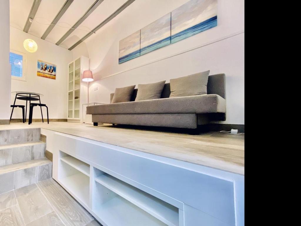 sala de estar con sofá en la pared en Charming Paseo de los Olmos - Estancias Temporales en Madrid