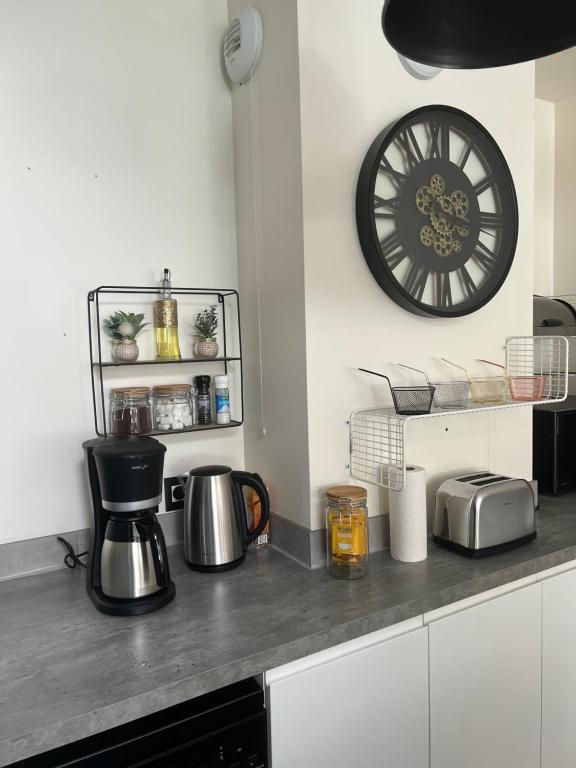 Kuchnia lub aneks kuchenny w obiekcie Superbe Appartement 3 pièces près de la Défense