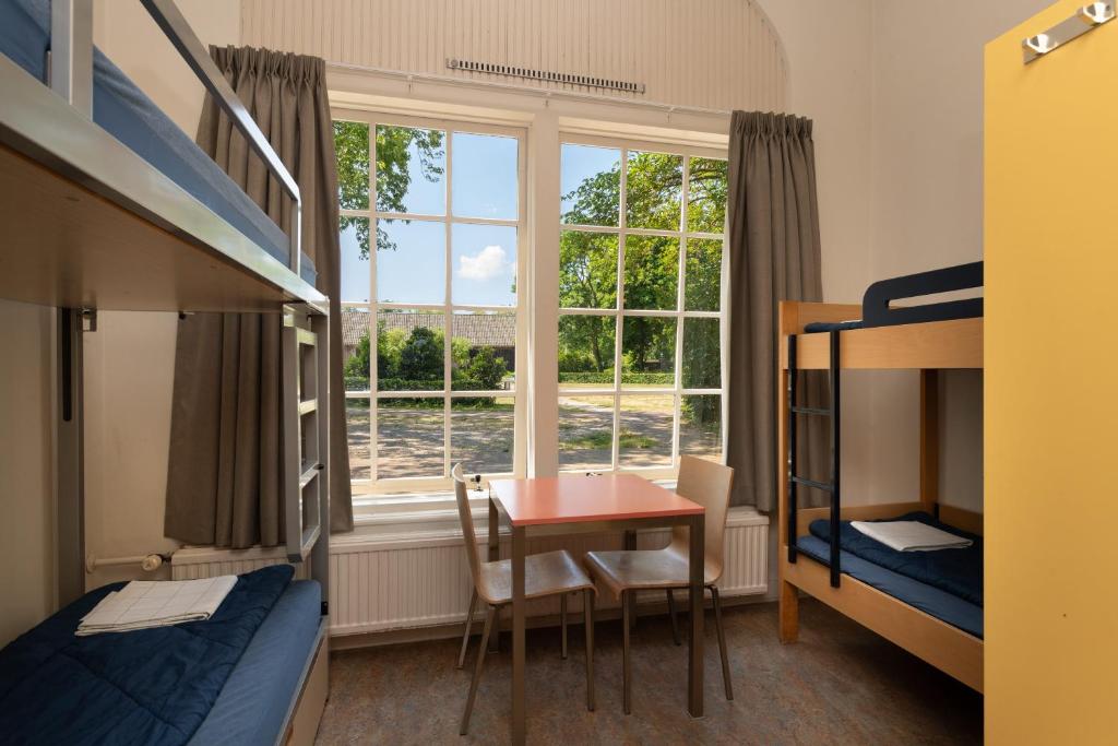 Postel nebo postele na pokoji v ubytování Stayokay Hostel Heemskerk