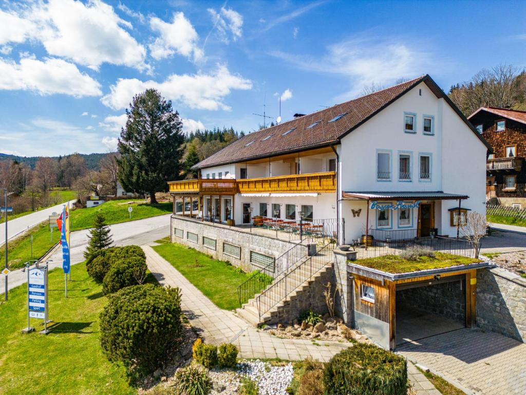 une grande maison blanche avec une cour dans l'établissement Holiday Home Bayerisch Häusl by Interhome, à Bayerisch Eisenstein