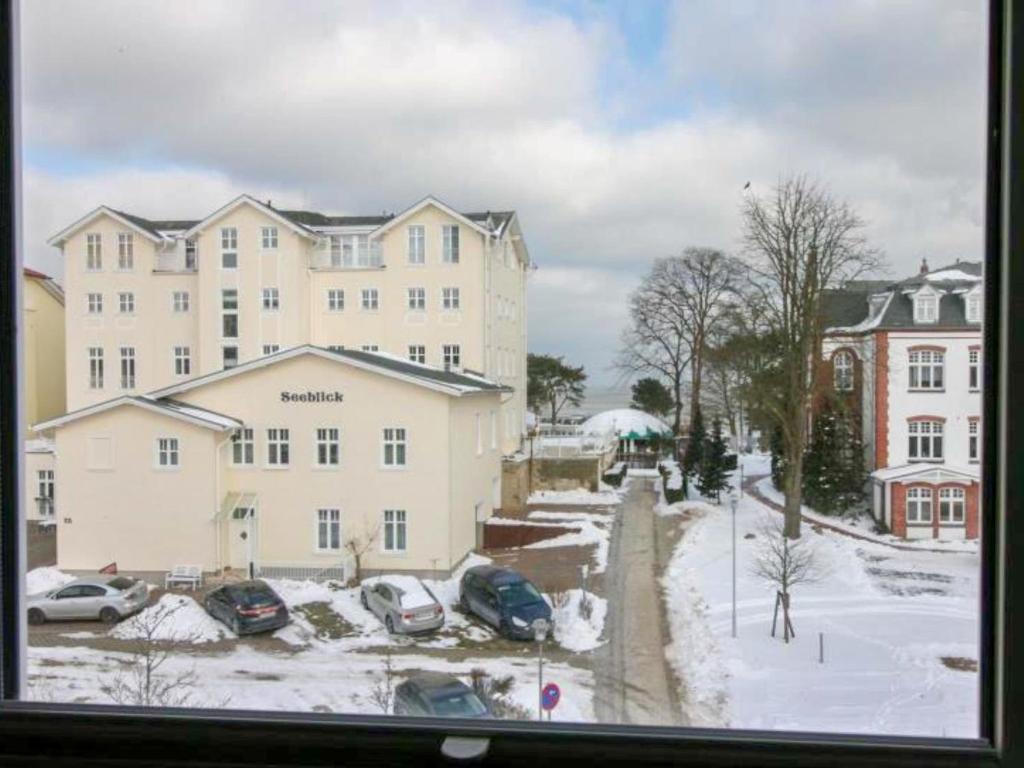 Una vista desde una ventana de un edificio en la nieve. en Apartment Melchien 2 by Interhome, en Zinnowitz