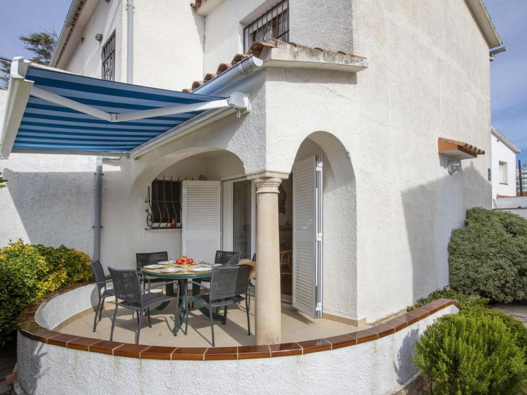 een patio met een tafel en stoelen voor een huis bij Holiday Home Marie by Interhome in L'Escala