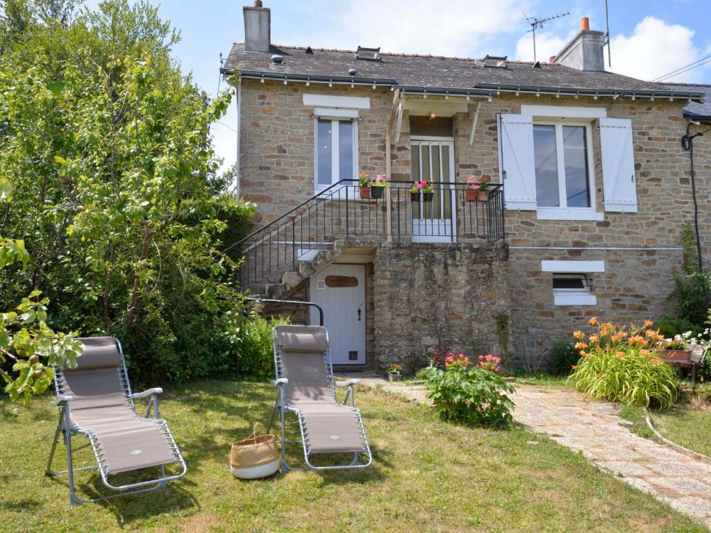 une maison en pierre avec deux chaises et un balcon dans l'établissement Holiday Home L'escapade by Interhome, à Auray