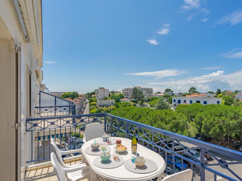 balcone con tavolo e sedie e vista di Studio Parc de Pontaillac-29 by Interhome a Vaux-sur-Mer