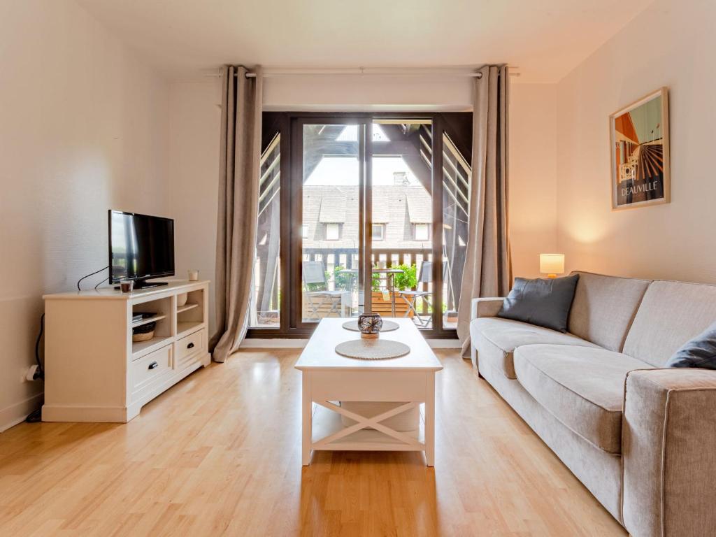 sala de estar con sofá y mesa en Apartment l'Hermitage-3 by Interhome, en Deauville
