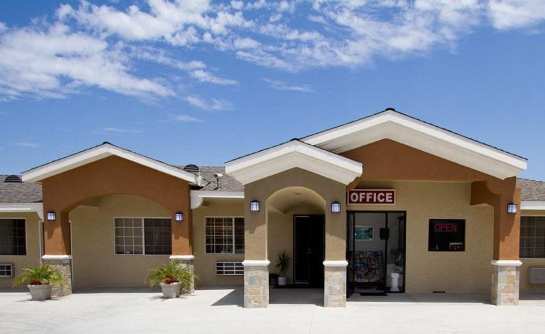 un edificio de oficinas con un cartel que dice oficina en West Coast Inn Santa Ana, en Santa Ana