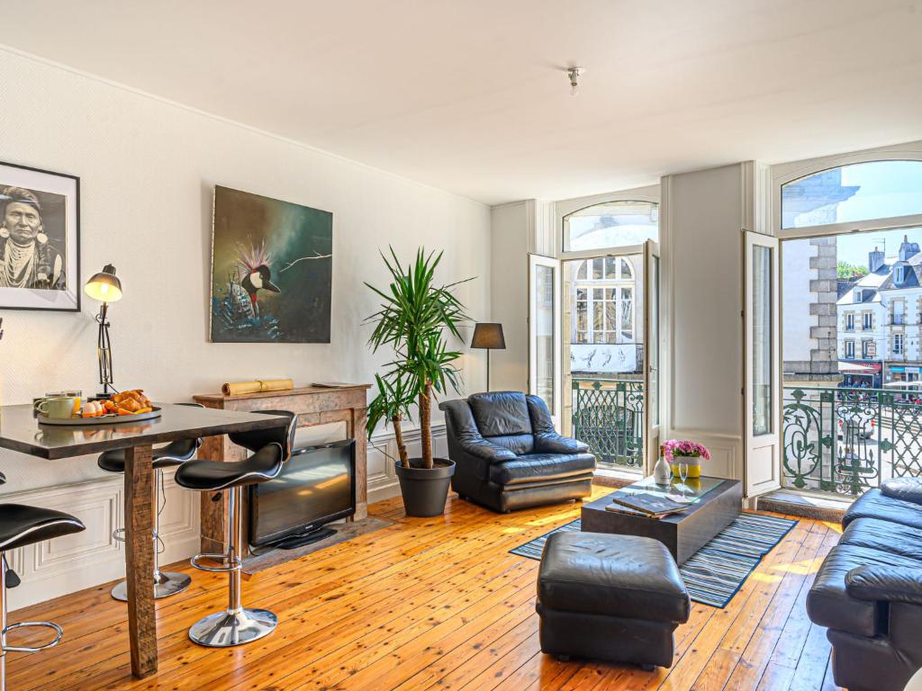 un soggiorno con camino, tavolo e sedie di Apartment An'Alré by Interhome ad Auray