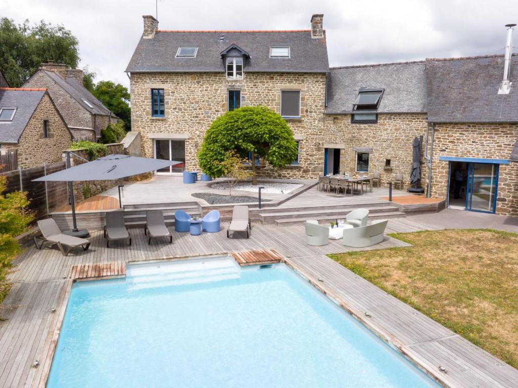 ein großer Pool vor einem Haus in der Unterkunft Holiday Home La Gentilhommière by Interhome in Le Tronchet