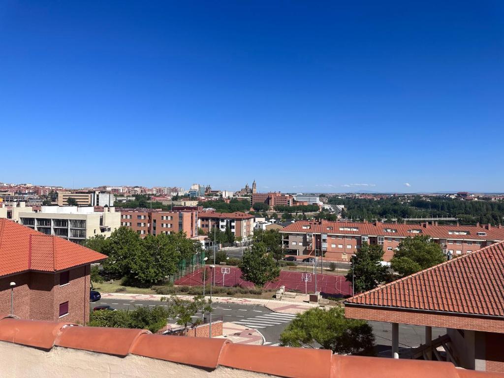 vistas a una ciudad con edificios de ladrillo y árboles en Ático Universidad Salamanca (2 dormitorios), en Salamanca