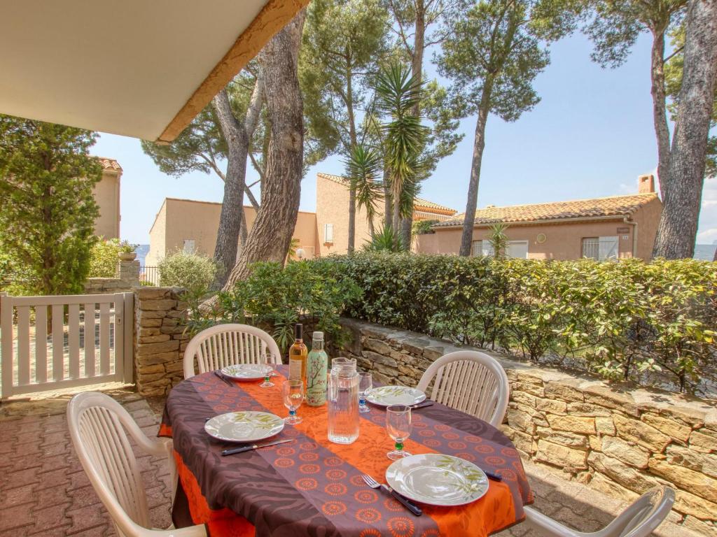 einen Tisch und Stühle auf einer Terrasse in der Unterkunft Apartment Mas de la Madrague-11 by Interhome in Saint-Cyr-sur-Mer