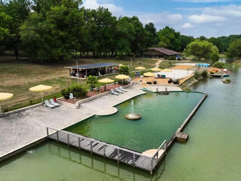 A view of the pool at Mobile Home or nearby