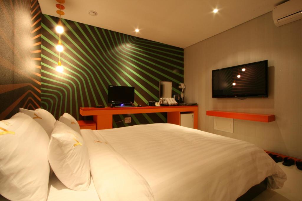 Letto o letti in una camera di Shinchon Y Hotel