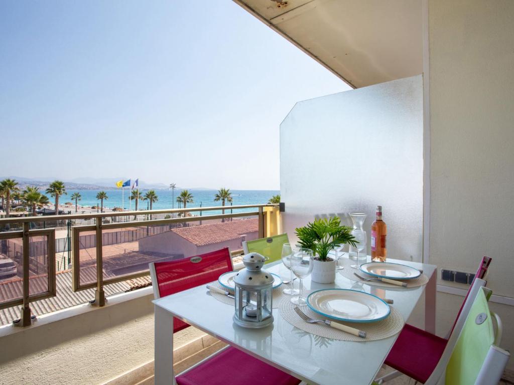- une table à manger avec vue sur la plage dans l'établissement Apartment le corail by Interhome, à Villeneuve-Loubet