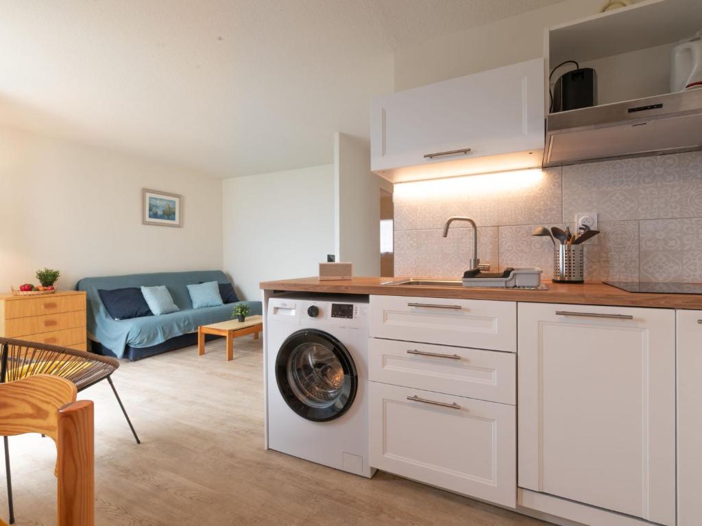 een keuken en een woonkamer met een wasmachine bij Apartment Les Sables d'Or-12 by Interhome in Le Grau-du-Roi