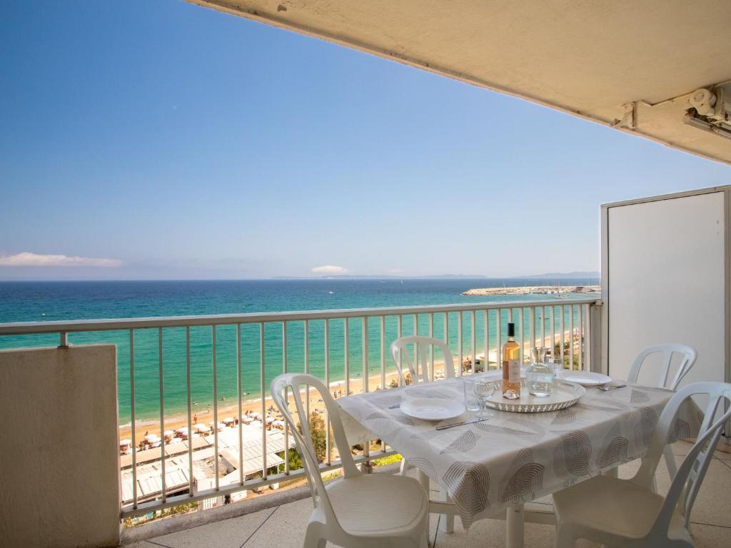 mesa de comedor con vistas al océano en Apartment La Galiote-2 by Interhome en Le Lavandou