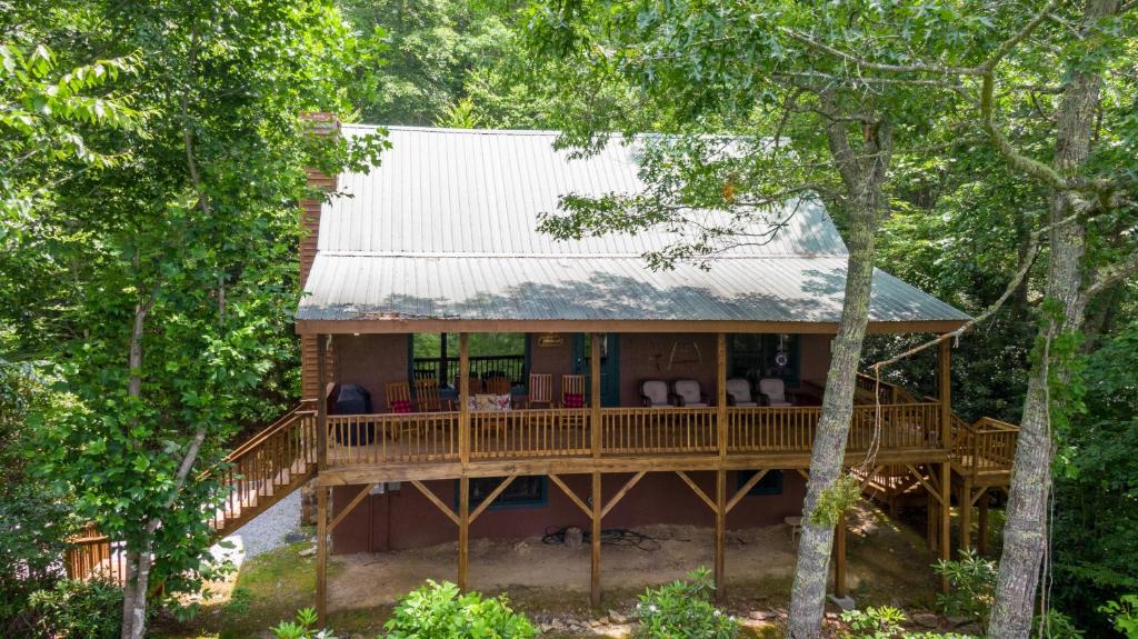 una casa con una cubierta envolvente en el bosque en Appalachian Satisfaction, en Banner Elk