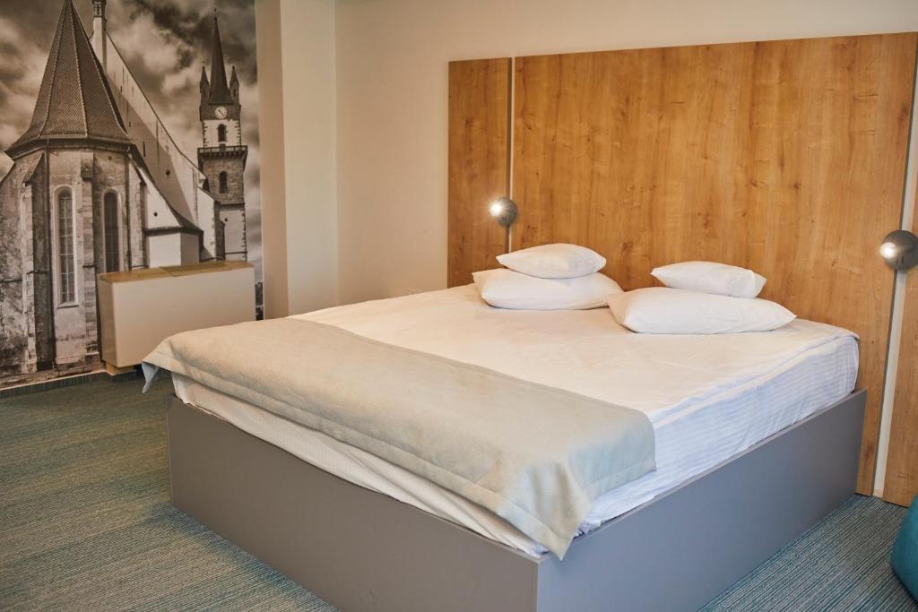 Postel nebo postele na pokoji v ubytování Hotel Bistrita