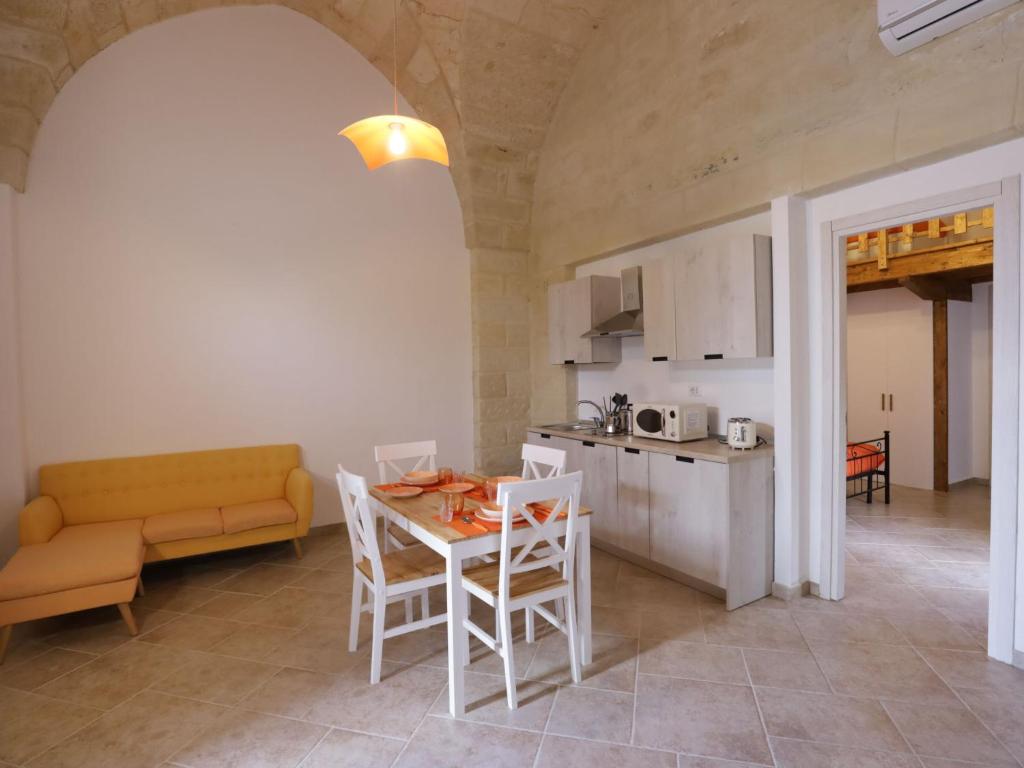 eine Küche und ein Wohnzimmer mit einem Tisch und Stühlen in der Unterkunft Apartment Spicchi di Salento-2 by Interhome in Vernole