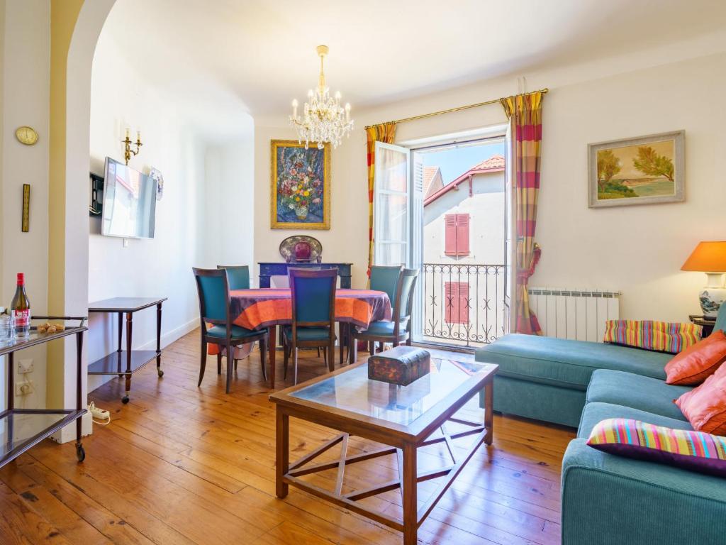 un salon avec un canapé et une table dans l'établissement Apartment Maison Simonne by Interhome, à Biarritz
