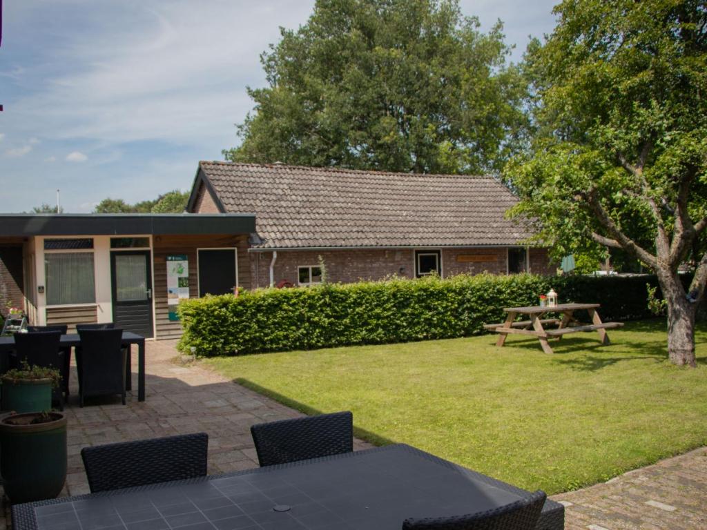 une arrière-cour avec une table de pique-nique et une maison dans l'établissement Holiday Home Groepsaccommodatie Diever by Interhome, à Diever