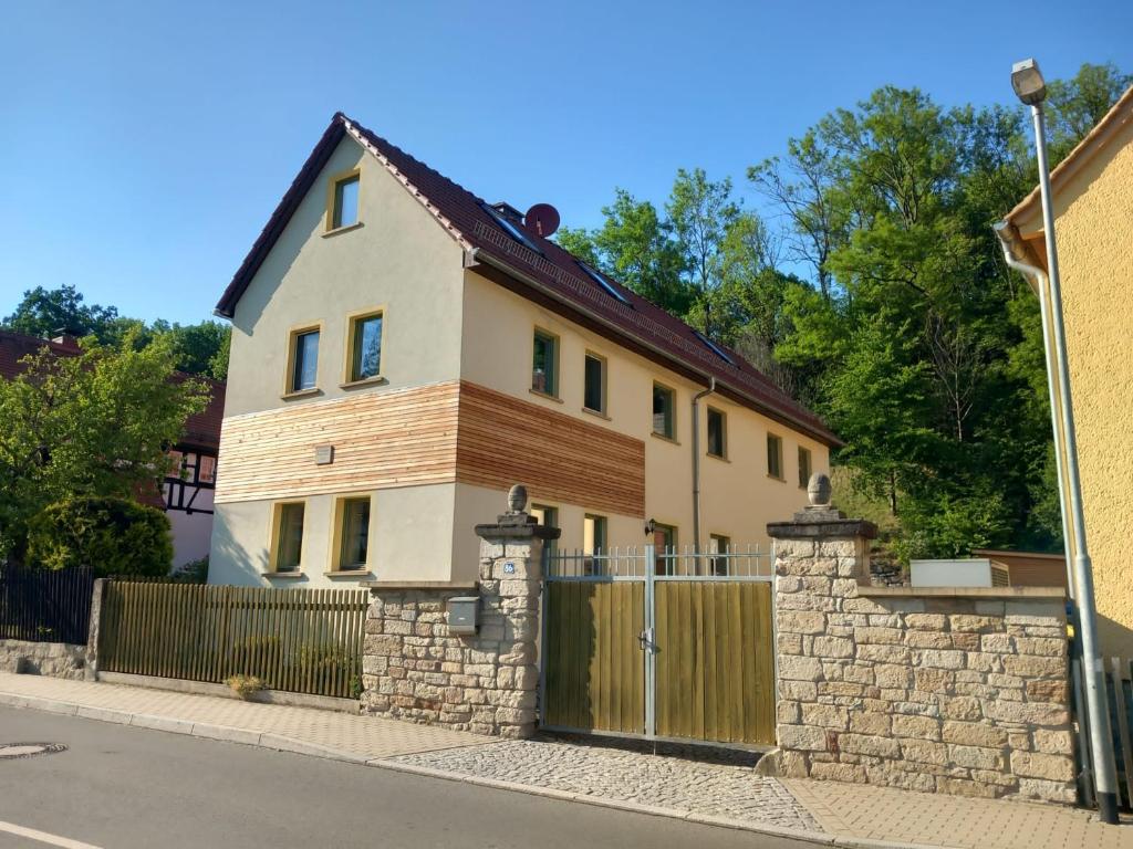 una casa con una puerta y una valla en Landidylle im Erlbachtal, en Kraftsdorf