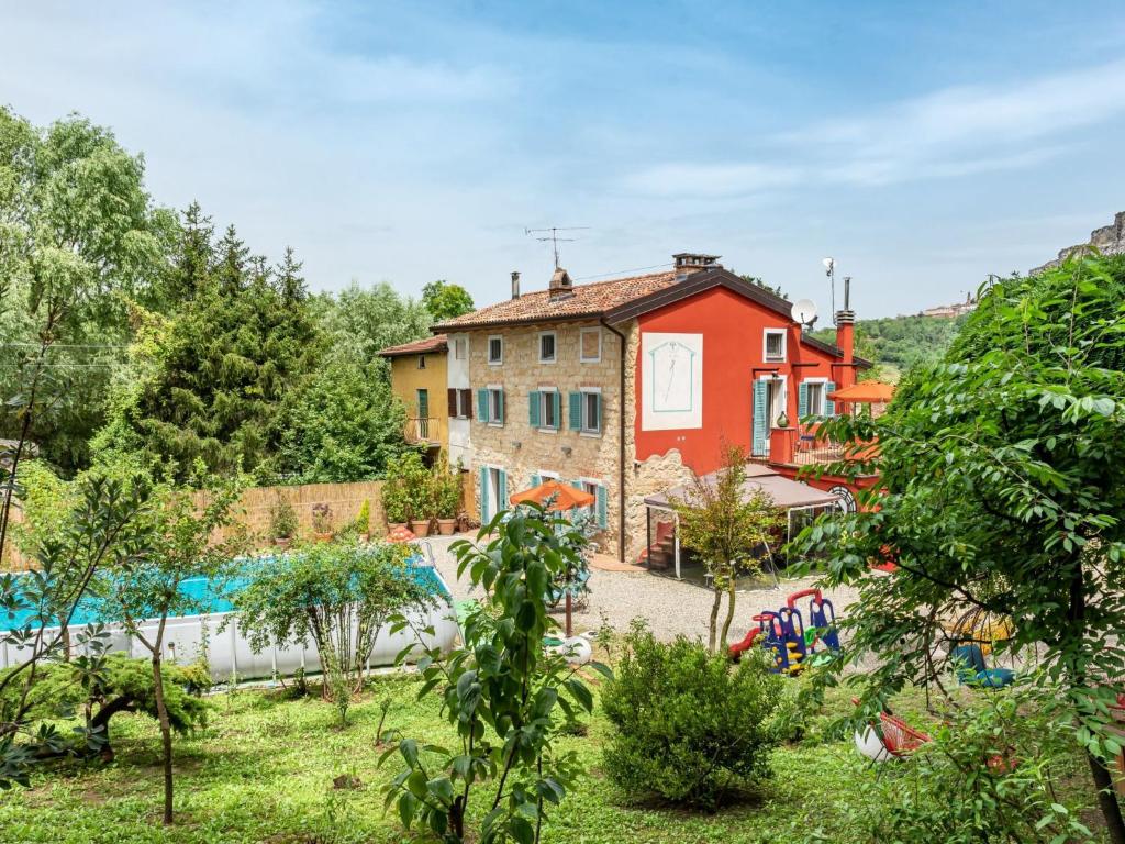 uma casa e uma piscina num quintal em Holiday Home La Tartufa by Interhome em Vignale
