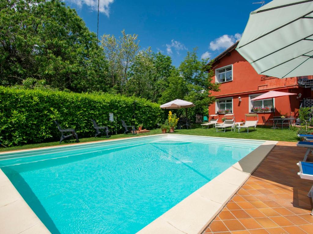 - une piscine dans l'arrière-cour d'une maison dans l'établissement Apartment Matteo by Interhome, à Avaglio