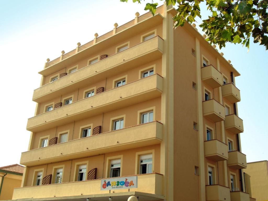 ein Gebäude mit Balkon auf der Seite in der Unterkunft Apartment Carioca by Interhome in Rimini