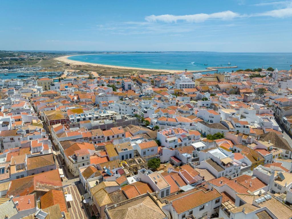 Apartment Dona Meia Praia by Interhome